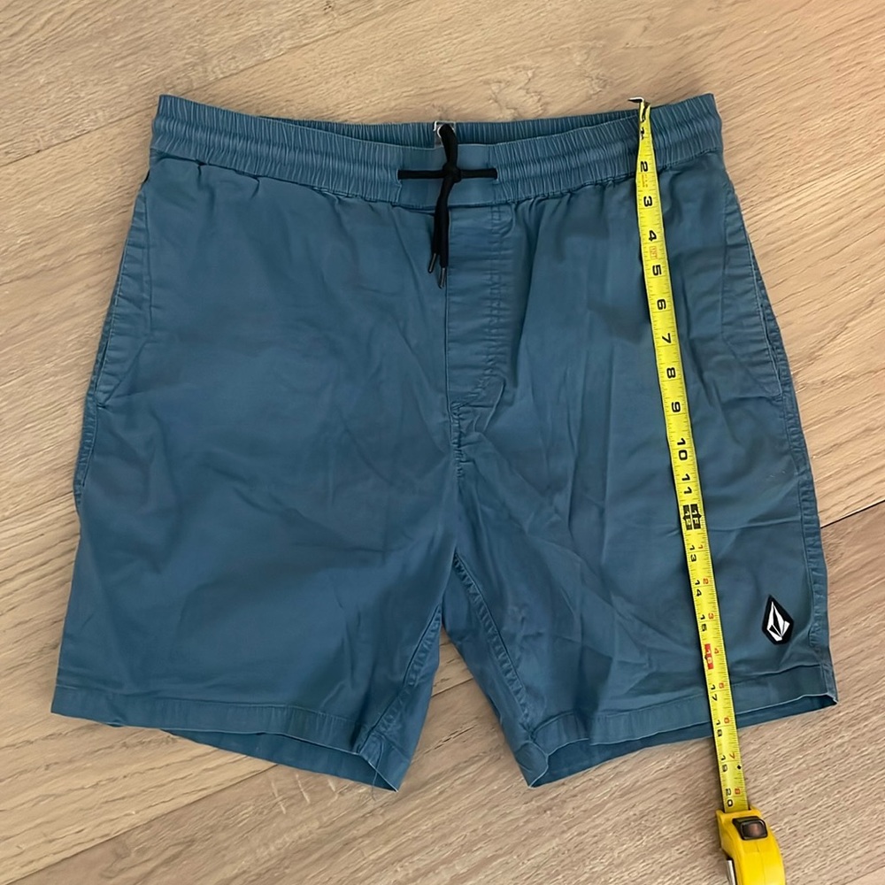 Men’s Volcom cotton shorts size L.